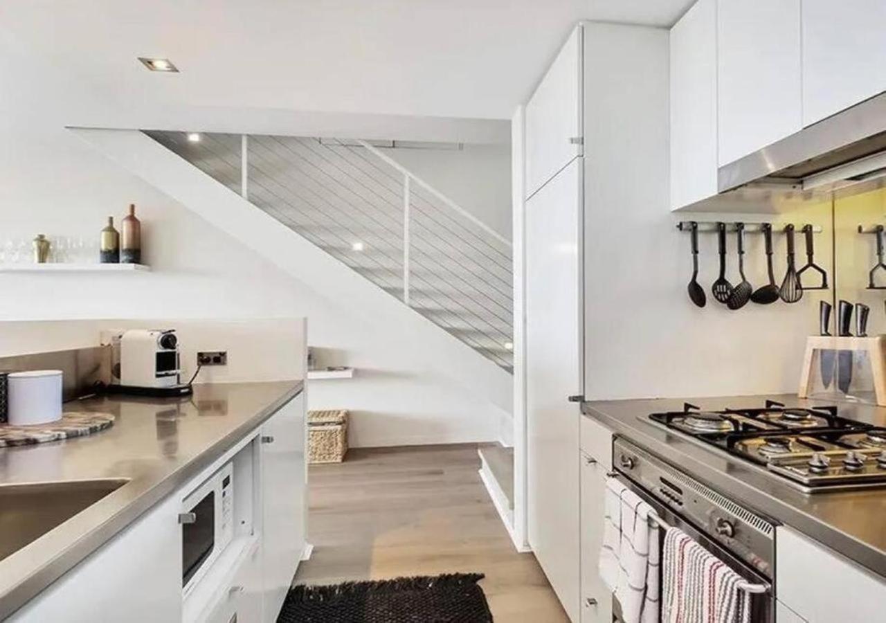 Stylish 2 Bed +24/7 Concierge + Pool + Sauna Appartamento